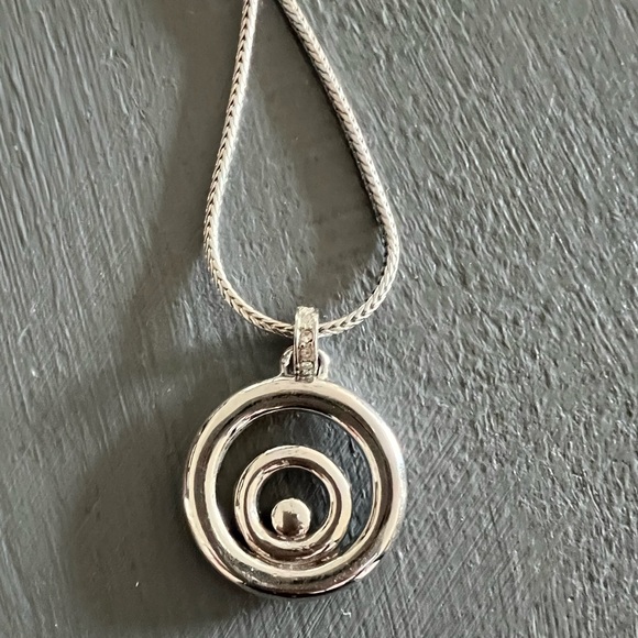 Silver thick chain necklace with cubic zirconia circular pendant - Picture 4 of 7